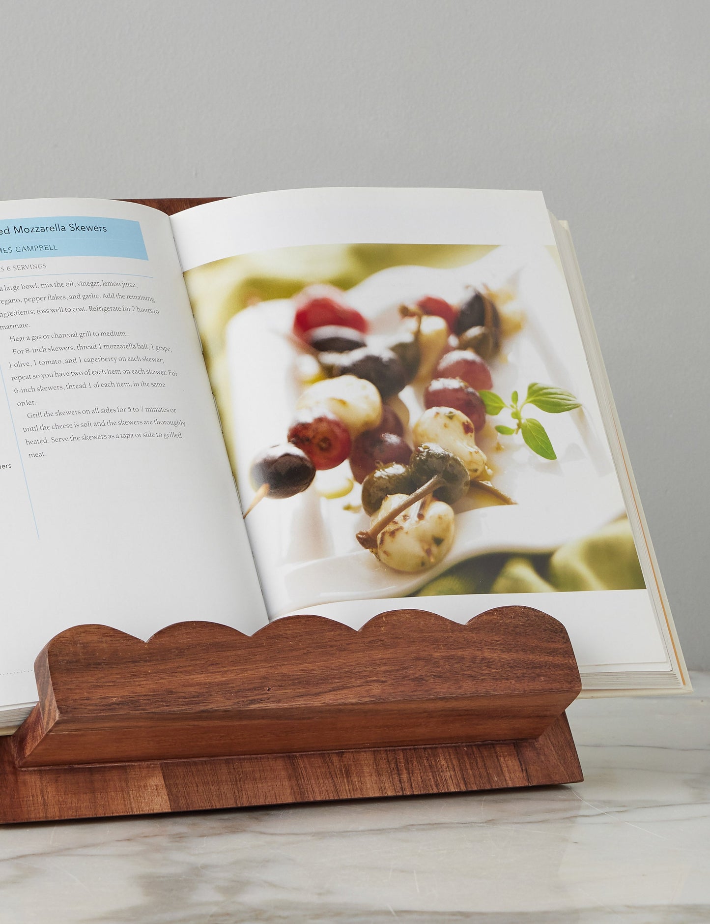 Pupitre à livres en bois festonné par etúHOME